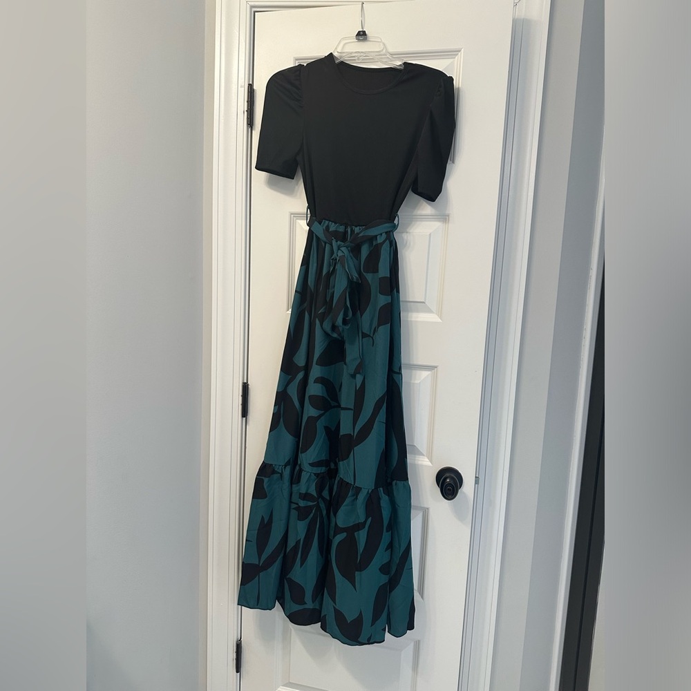Black and Green Fit and Flare Puff Sleeve Dress